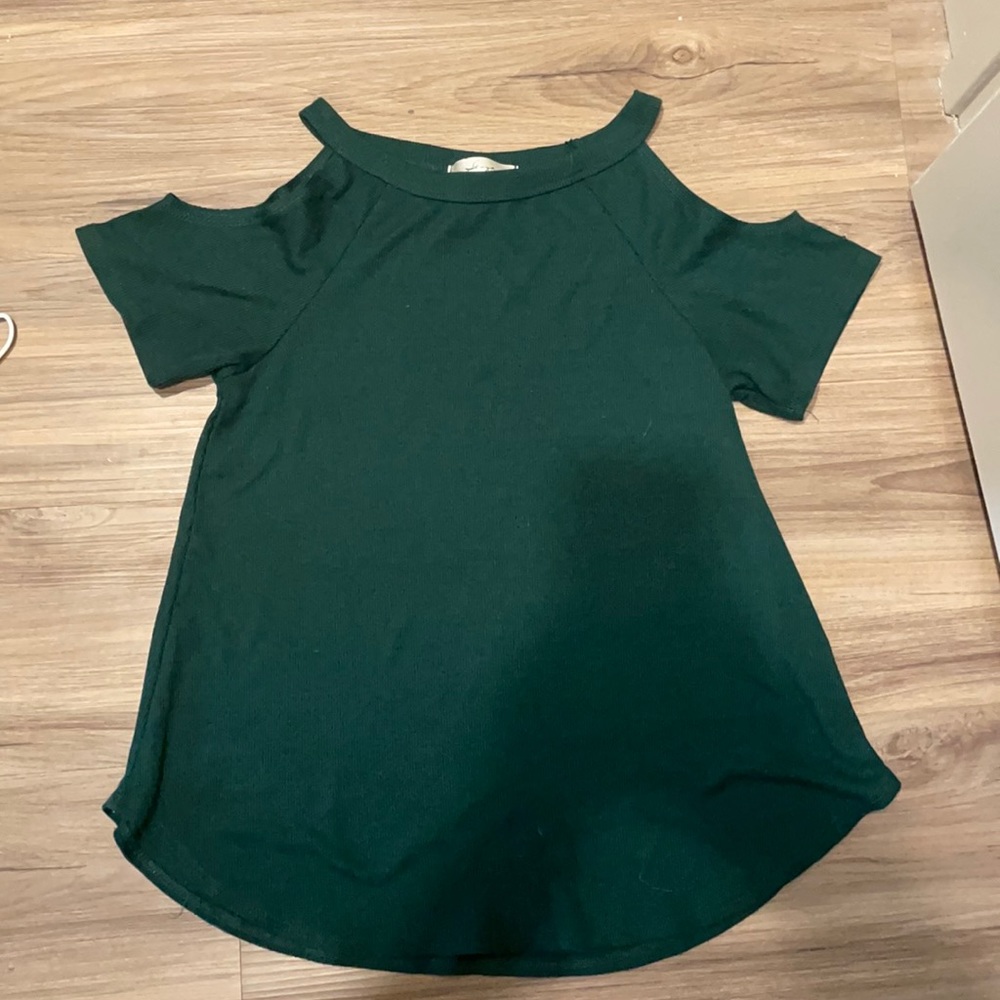 Green shoulder cut out short sleeve shirt